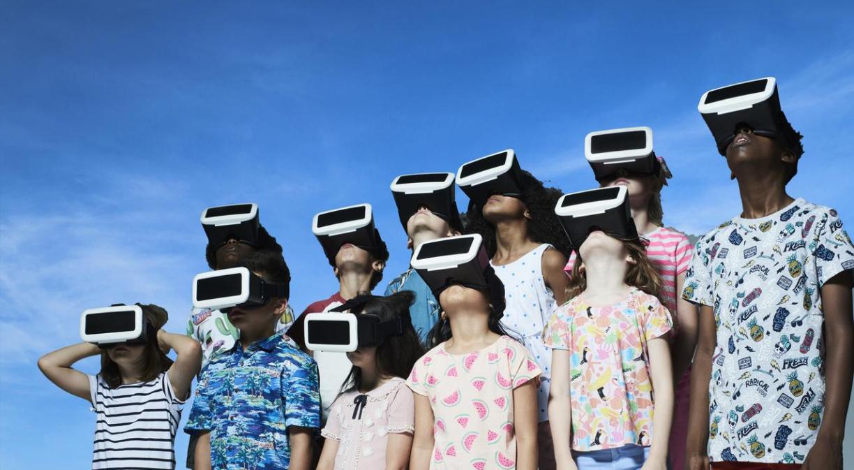 Does our brain find any differences between the ways we perceive reality and virtual reality?
