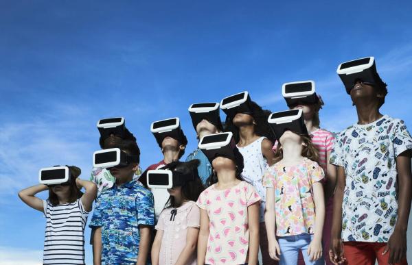 Does our brain find any differences between the ways we perceive reality and virtual reality?