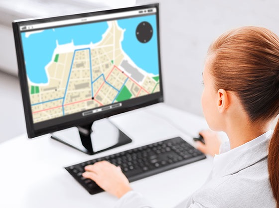 человек изучает карту участка в навигаторе