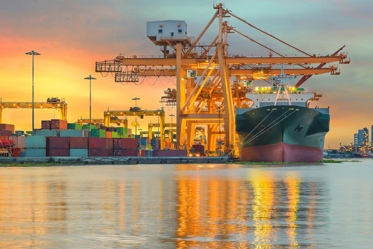 How does the 5G Network improve the management of spanish ports?