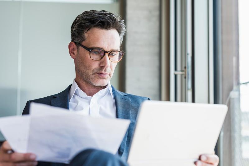 Annual reports Telefonica: man in glasses and suit looking at documents