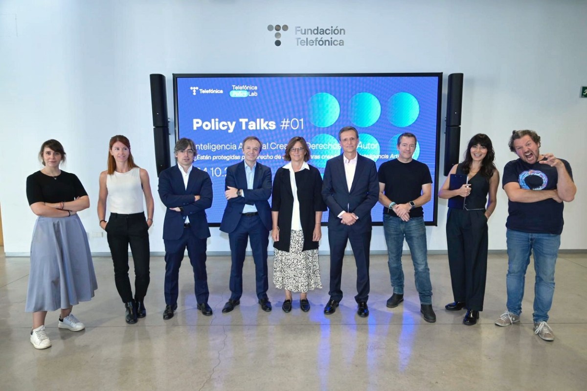 From left to right: Carmen Páez, General Director Cultural Industries of the Ministry of Culture and Sport; Clara Ruipérez, Director of Legal Content Strategy at Telefónica; Alejandro Touriño, Managing Partner of Ecija; Juan Luis Redondo Maillo, Director of Digital Public Policy at Telefónica; Carmen Morenés, General Director of Fundación Telefónica; Juan Montero, Director of Public Policy, Competition and Regulation at Telefónica; David Hurtado, Director of Innovation for Microsoft; Marta Fernández, journalist and moderator; and Abraham López Guerrero, writer, filmmaker and Director of Animation at U-Tad.
