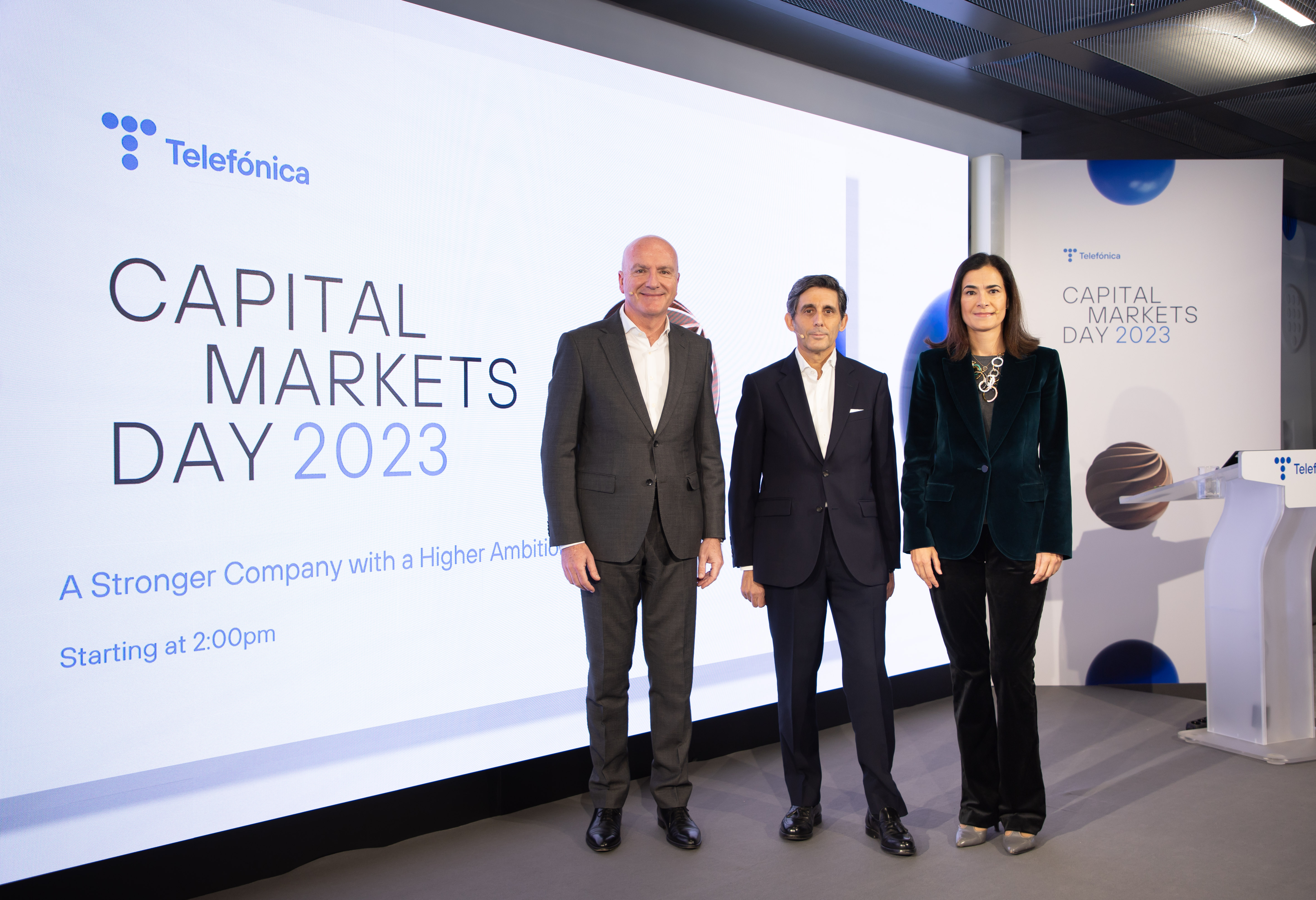 José María Álvarez-Pallete, Chairman & CEO, Telefónica S.A., in the centre, accompanied by Ángel Vilá, Chief Operating Officer (COO) of Telefónica S.A. on his left, and Laura Abasolo, Chief Financial and Control Officer & Head of T. Hispam, at the Capital Markets Day 2023.