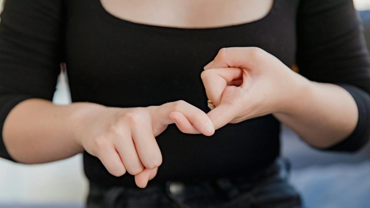 Discover how your brain works when learning sign language and how to connect to teach in a fun way.