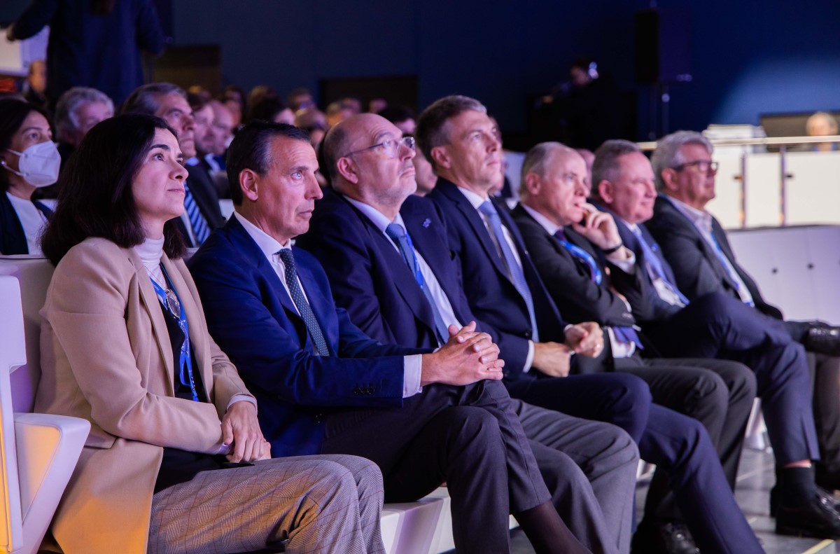 From left to right: Laura Abasolo, Chief Financial and Control Officer & Head of Telefónica Hispam; José Cerdán, CEO of Telefónica Tech; Emilio Gayo, Chairman of Telefónica España; Mark Evans, Chief Strategy & Development Officer, Telefónica of Telefónica; Guillermo Ansaldo, CEO of Telefónica Infra; Eduardo Navarro, Chief Corporate Affairs & Sustainability Officer, Telefónica, and Enrique Blanco, Chief Technology & Information Officer (CTIO).