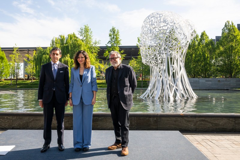 From left to right, the Chairman of Telefónica, José María Álvarez-Pallete; the President of Comunidad de Madrid, Isabel Díaz-Ayuso; together with the artist Jaume Plensa