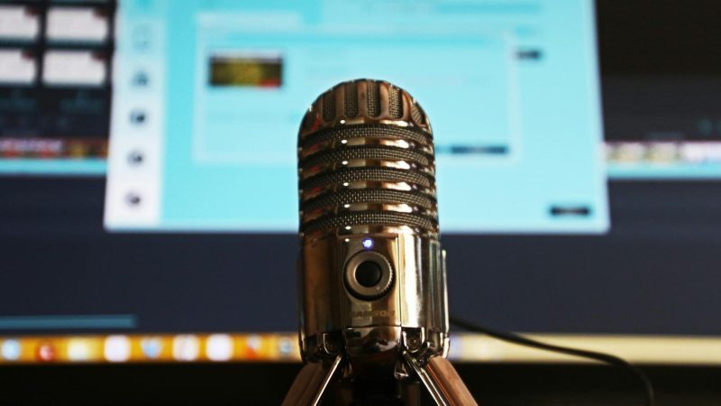 Discover how to create a podcast with the help of artificial intelligence. Find out how to do it.