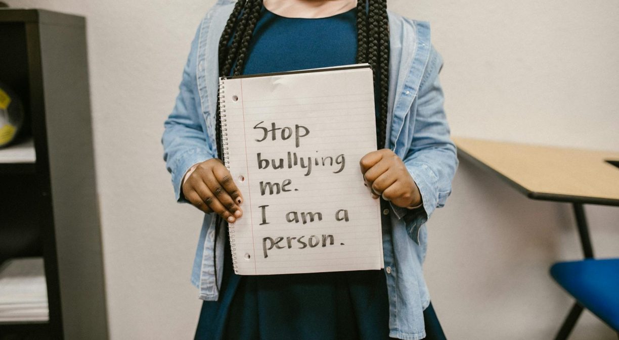 Discover tips to detect cyberbullying and learn how to stop it. How to deal with it? We tell you.