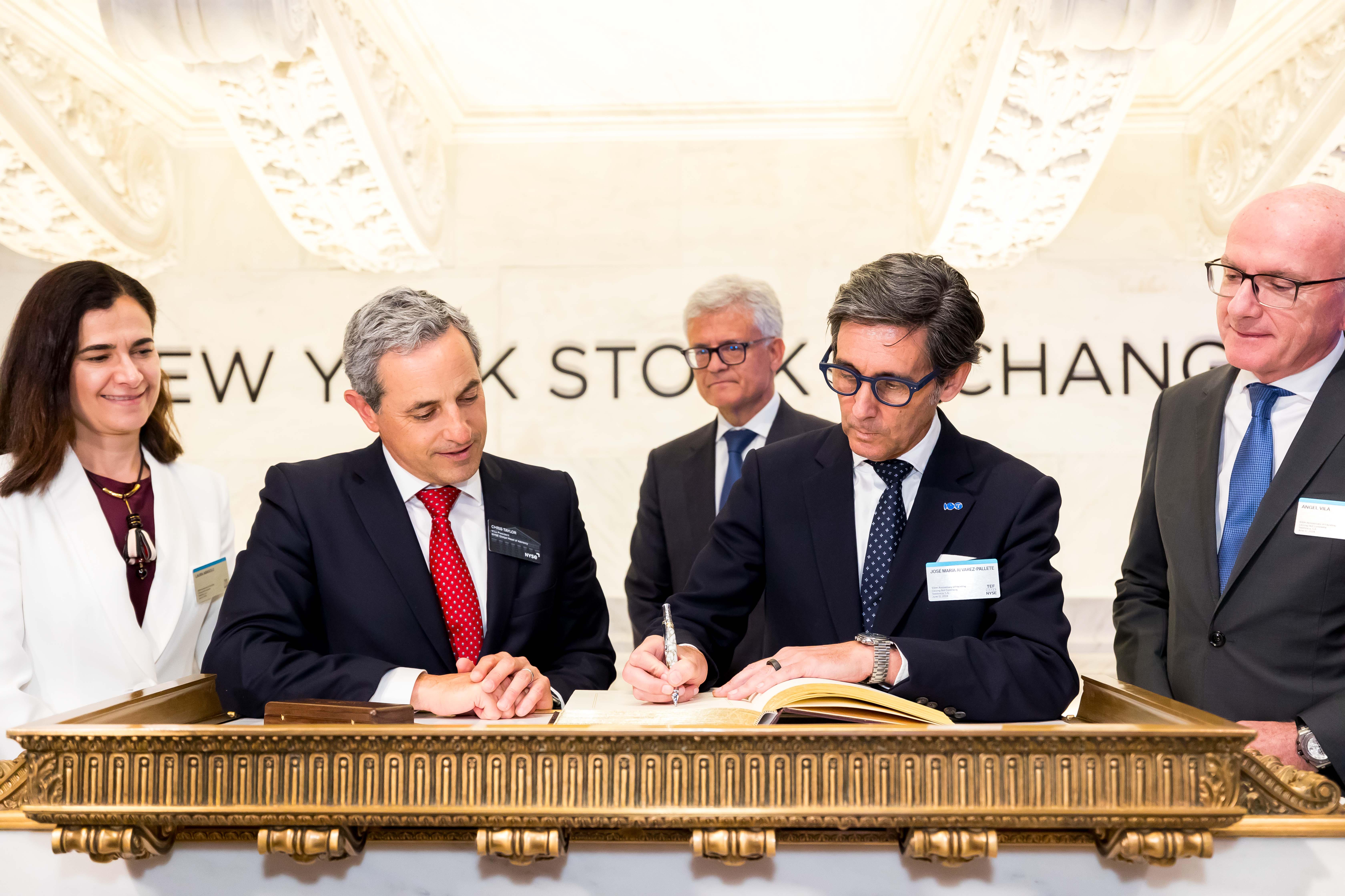 Telefónica S.A. (NYSE: TEF) rings the Closing Bell at the New York Stock Exchange. Photo: NYSE 