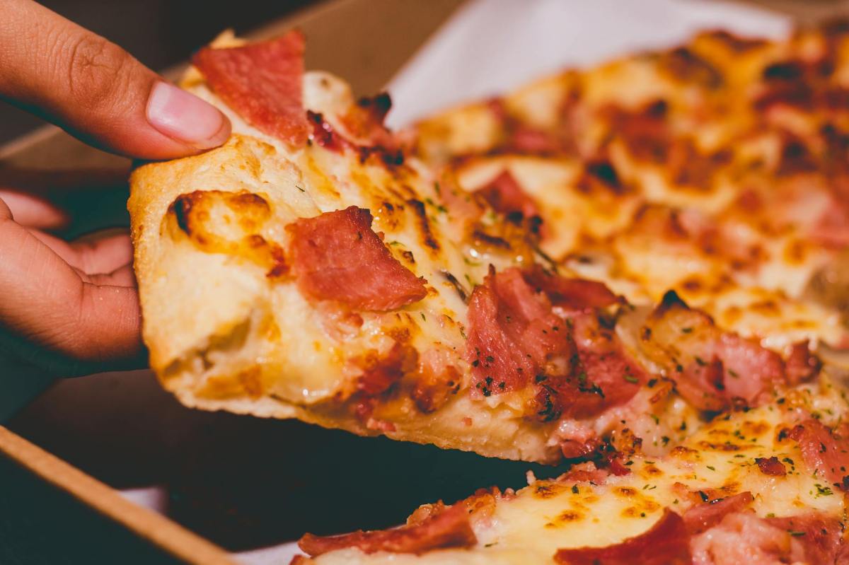 Find out how cloud and pizza are similar. Find out with a metaphor and learn a lot about their differences.