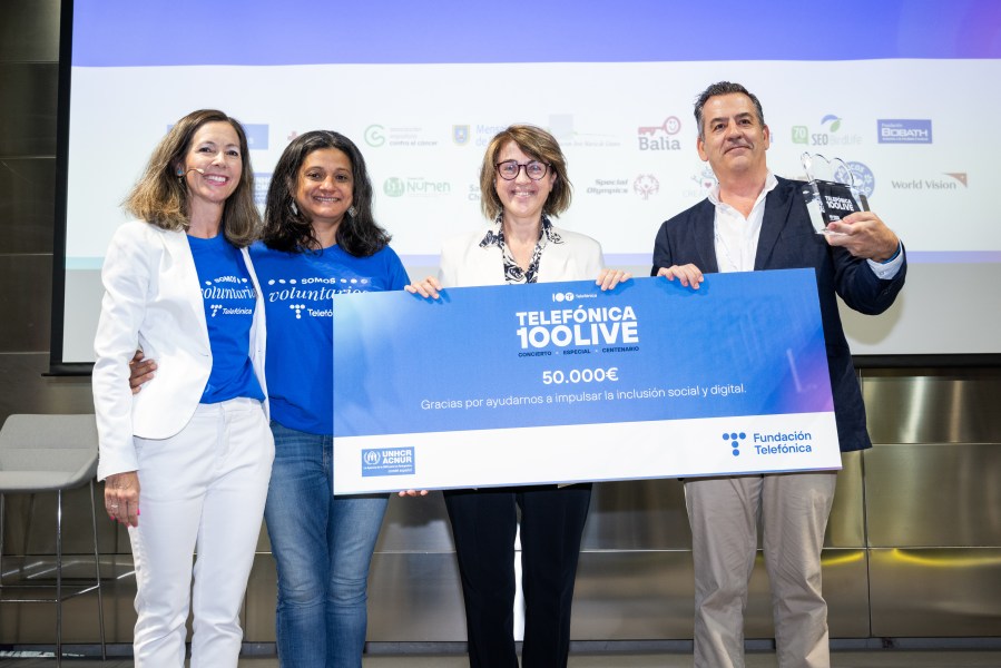 Telefónica representatives handing over the proceeds to ACNUR.