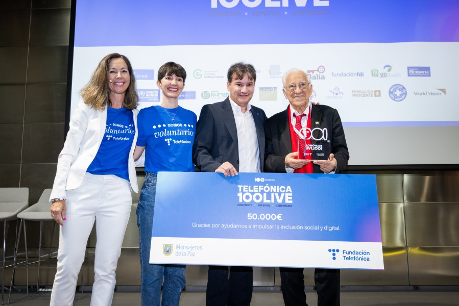 Telefónica representatives handing over the proceeds to Mensajeros de la Paz.
