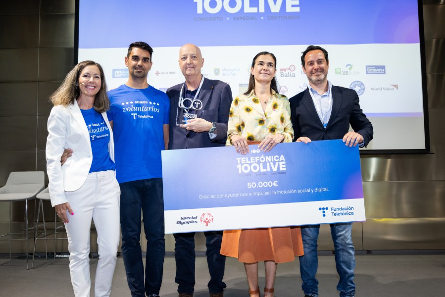 Telefónica representatives handing over the proceeds to Special Olympics.