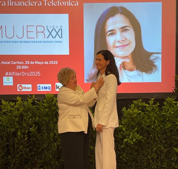 Laura Abasolo García de Baquedano, Director of Finance and Control at Telefónica, at the gala where she received the 2025 Alfiler de Oro Award from the Asociación Mujer Siglo XXI