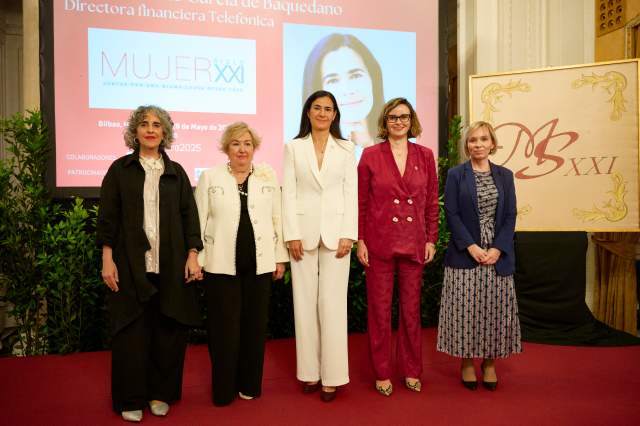 Laura Abasolo García de Baquedano, Director of Finance and Control at Telefónica, at the gala where she received the 2025 Alfiler de Oro Award from the Asociación Mujer Siglo XXI (21st Century Women's Association).
