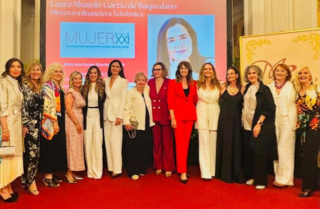Laura Abasolo García de Baquedano, Director of Finance and Control at Telefónica, at the gala where she received the 2025 Alfiler de Oro Award from the Asociación Mujer Siglo XXI 