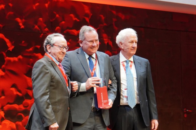 Eduardo Navarro, centre, receiving the Merco award.