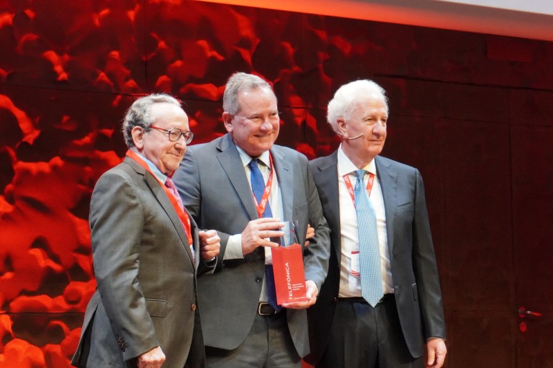 Eduardo Navarro, centre, receiving the Merco award.