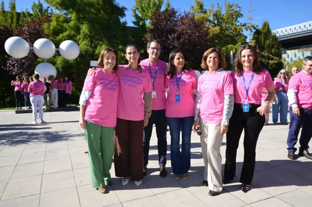 People wearing pink T-shirts gathered in the Telefónica District to raise awareness about breast cancer.