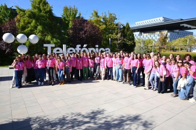 People wearing pink T-shirts gathered in the Telefónica District to raise awareness about breast cancer.