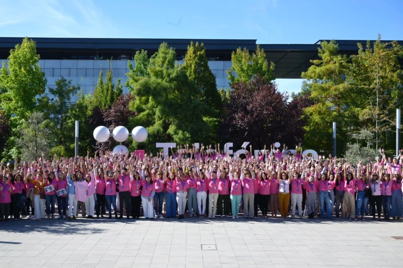 People wearing pink T-shirts gathered in the Telefónica District to raise awareness about breast cancer.