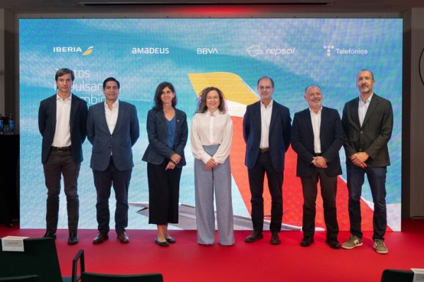 From left to right, Diego Fernández Ortiz, Director of Strategy, Transformation and Sustainability at Iberia; Leonardo Pereyra, Head of Direct Impact at the Sustainability Area of BBVA; Maya Ormazabal, Director of Environment and Human Rights at Telefónica; María Jesús López Solás, Director of Commercial, Network Development and Alliances at Iberia; Lucas Bobes, Group Environmental Officer at Amadeus; Víctor Moneo Ocaña, Director of Global Sales at Iberia; and Carlos Suárez, Director of B2B and Commercial Aviation at Repsol.