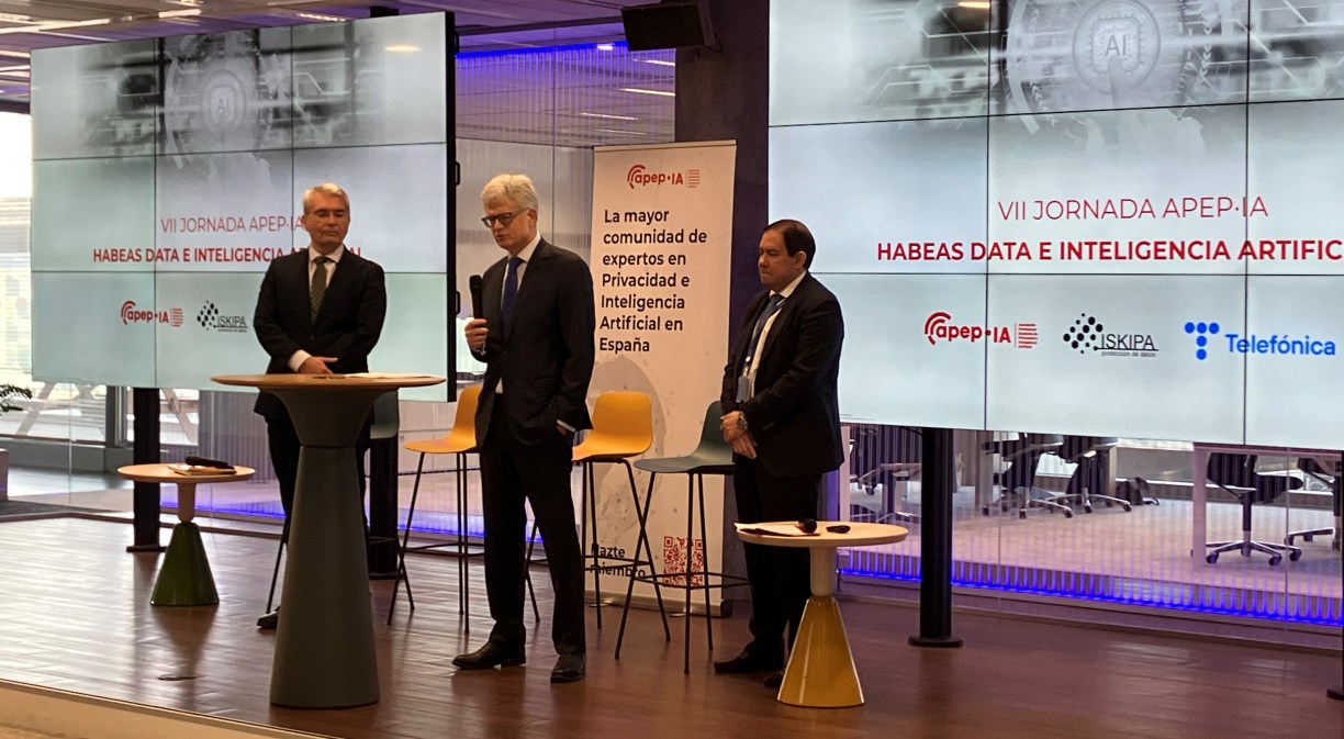 From left to right, Lorenzo Cotino Hueso, president of the AEPD, Pablo de Carvajal, secretary general and of the board of Telefónica, and Miguel Recio, president of APEP·IA.