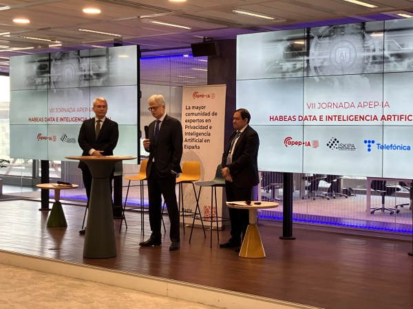 From left to right, Lorenzo Cotino Hueso, president of the AEPD, Pablo de Carvajal, secretary general and of the board of Telefónica, and Miguel Recio, president of APEP·IA.