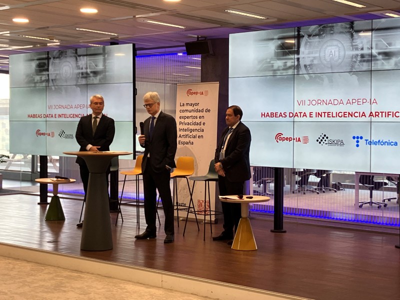 From left to right, Lorenzo Cotino Hueso, president of the AEPD, Pablo de Carvajal, secretary general and of the board of Telefónica, and Miguel Recio, president of APEP·IA.