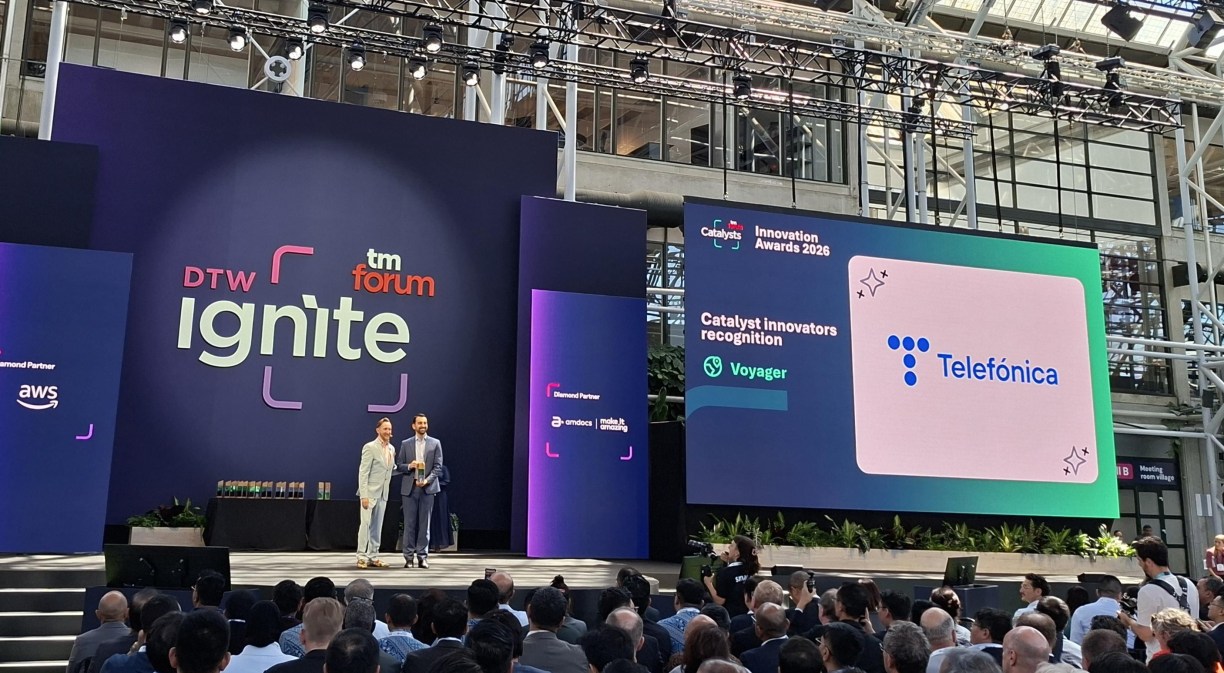 Nilmar Seccomandi, Director of Autonomous Network & Infrastructure within Telefónica’s Global CTIO area, accepts the Catalyst Innovator: Voyager award presented to Telefónica
