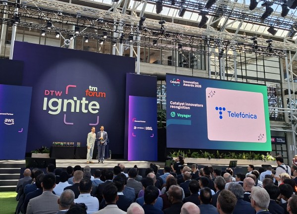 Nilmar Seccomandi, Director of Autonomous Network & Infrastructure within Telefónica’s Global CTIO area, accepts the Catalyst Innovator: Voyager award presented to Telefónica