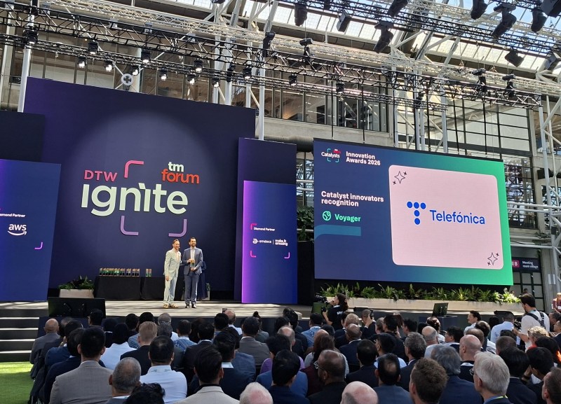Nilmar Seccomandi, Director of Autonomous Network & Infrastructure within Telefónica’s Global CTIO area, accepts the Catalyst Innovator: Voyager award presented to Telefónica