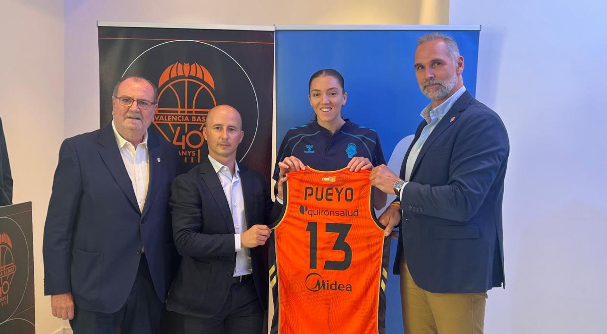 Photo caption (from left to right): Vicente Solá, President of Valencia Basket; Jorge García, Telefónica's Regional Director in the Valencian Community; Helena Pueyo, the club's new signing; and Víctor Luengo, Director of External and Institutional Relations at Valencia Basket.