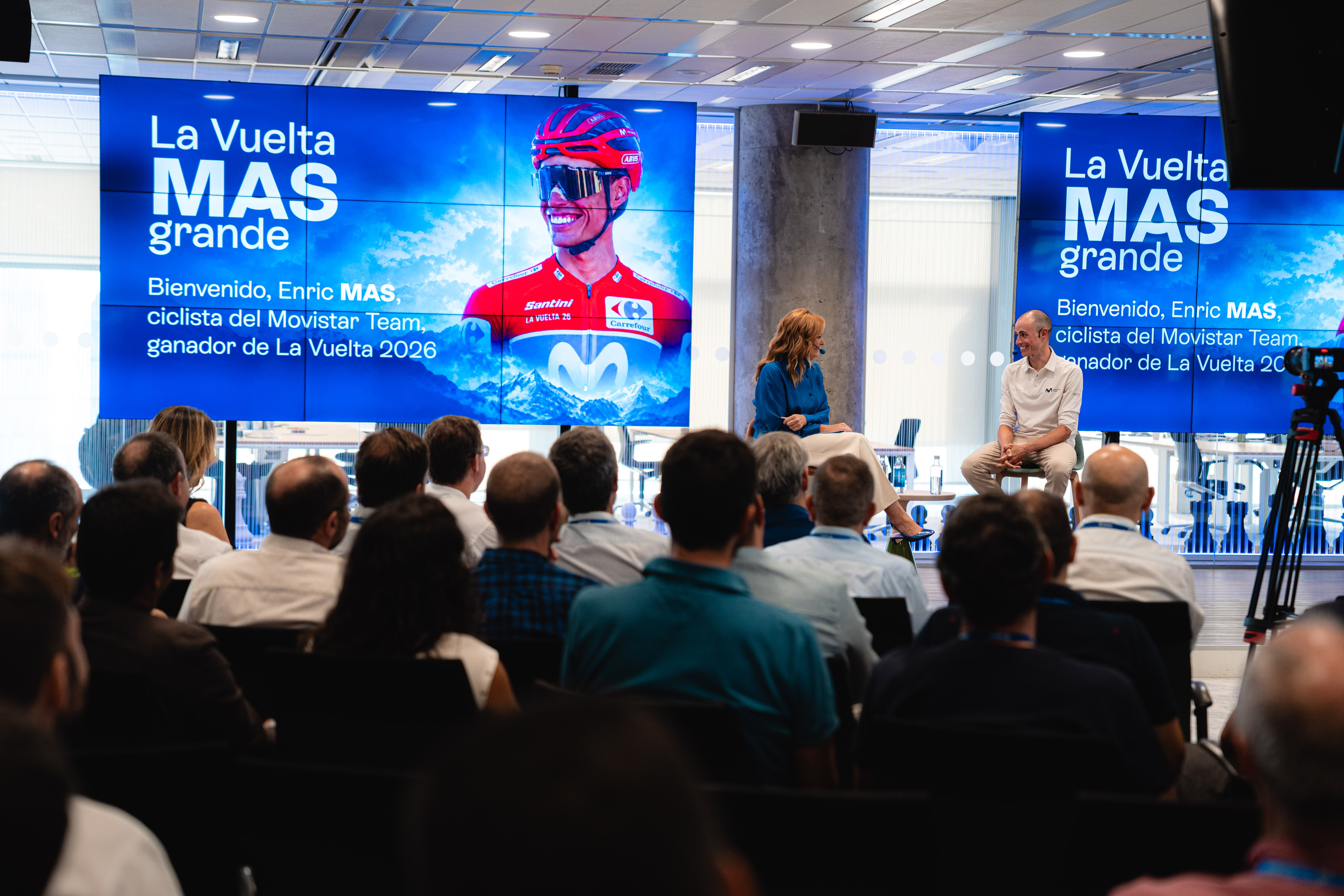 Enric Mas during the event with Telefónica employees, hosted by journalist Mónica Marchante.