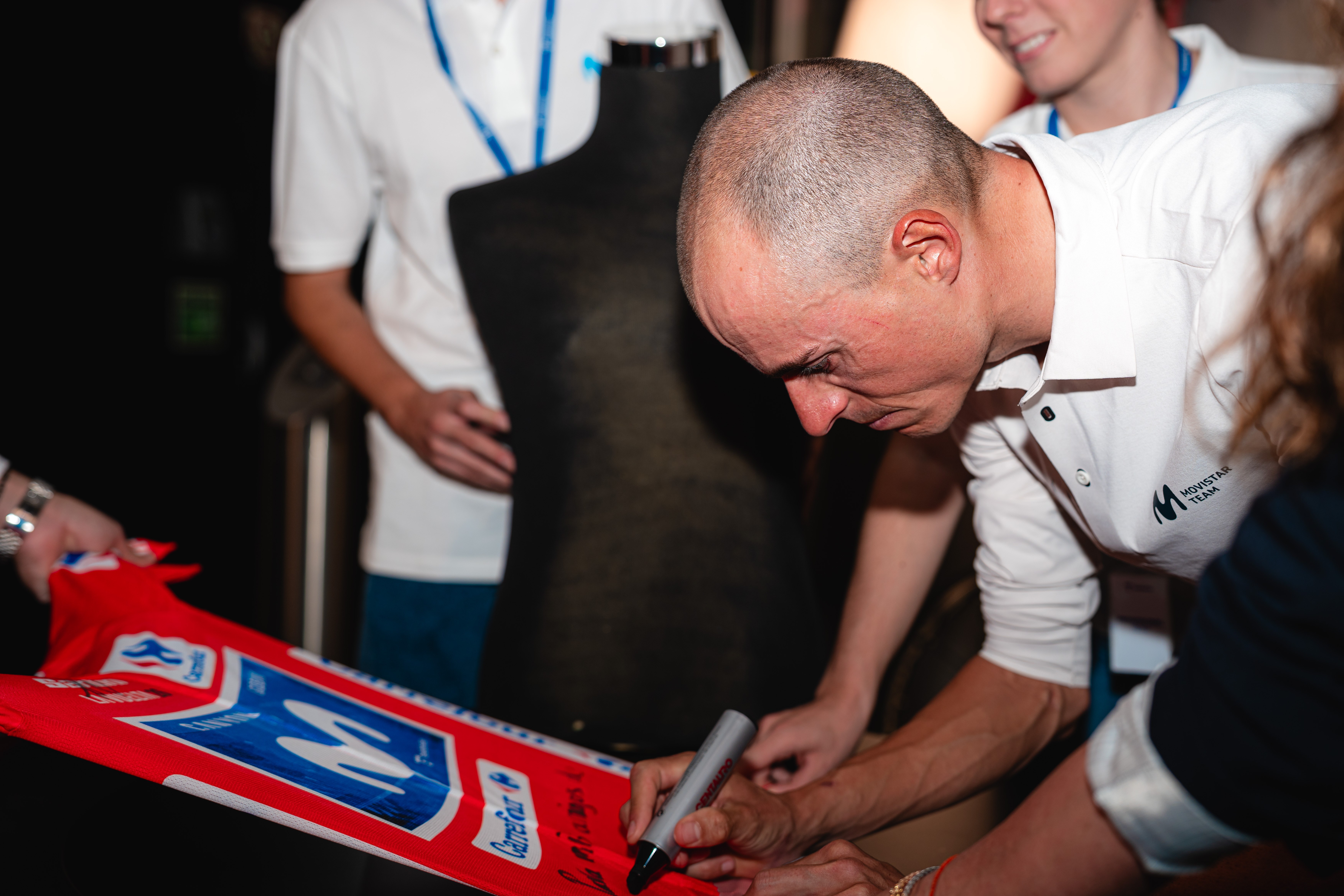 Enric Mas signs the jersey he presented to Telefónica as a memento of his victory at La Vuelta. 