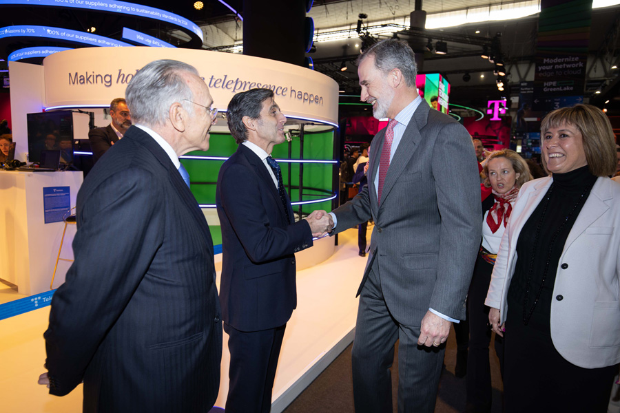 El Rey Don Felipe saluda a José María Álvarez-Pallete, presidente de Telefónica, con Isidre Fainé, presidente de Fundación Bancaria ”la Caixa”.