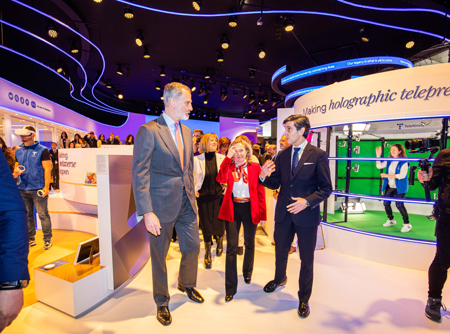 El Rey Don Felipe en la visita al stand de Telefónica en el MWC23 junto con Nadia Calviño, vicepresidenta primera del Gobierno y ministra de Asuntos Económicos y Transformación Digital, y José María Álvarez-Pallete, presidente de Telefónica.