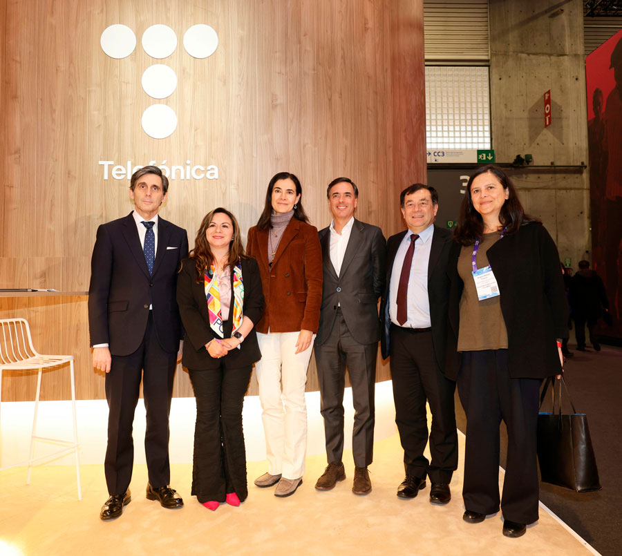 De izq. a drcha. José María Álvarez-Pallete, presidente de Telefónica, Sandra Milena Urrutia, ministra de Tecnologías de la Información y las Comunicaciones de Colombia, Laura Abasolo,  directora General de Finanzas y Control para Telefónica S.A y responsable de Hispanoamérica;  Alfonso Gómez, presidente ejecutivo Telefónica Hispam, Natalia Guerra Caicedo, directora de Asuntos Públicos Regulación y Mayorista y Miguel Felipe Anzola, director de la Agencia Nacional del Espectro de Colombia.