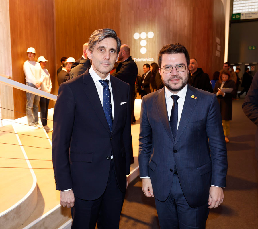 Pere Aragonès, presidente de la Generalitat de Cataluña, junto con José María Álvarez-Pallete, presidente de Telefónica, en el stand de la operadora en MWC23.