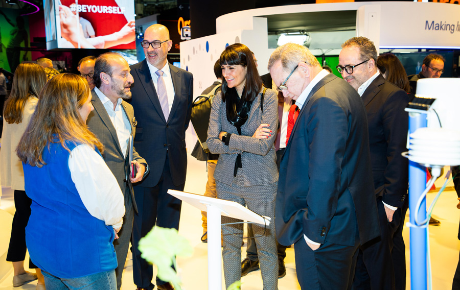 María González, secretaria de Estado de Telecomunicaciones e Infraestructuras Digitales, en el stand de Telefónica junto a Emilio Gayo, presidente de Telefónica España, José Manuel Casas, director Territorial Este, y Eduardo Navarro, director de Asuntos Corporativos y Sostenibilidad.