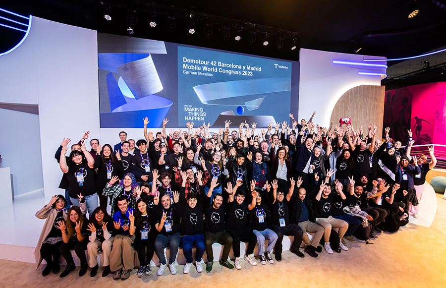 Alumnos de Campus 42 y el equipo de Fundación Telefónica al finalizar una sesión en el Ágora