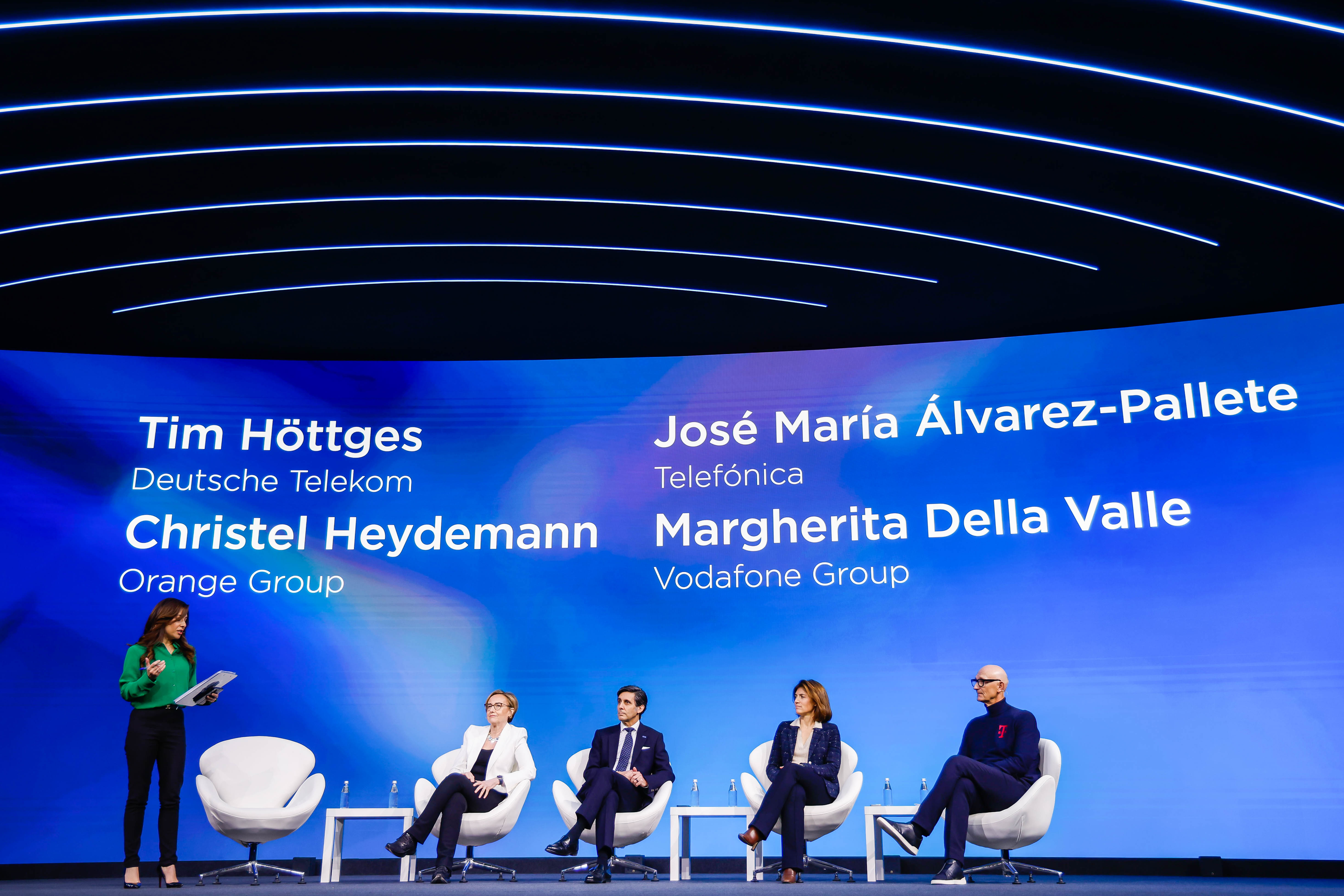 De dcha a izq. Tim Höttges, CEO Deutsche Telecom; Cristel Heydemann, CEO Orange; José María Álvarez-Pallete, presidente de Telefónica; y Margherita Della Valle, CEO Vodafone.