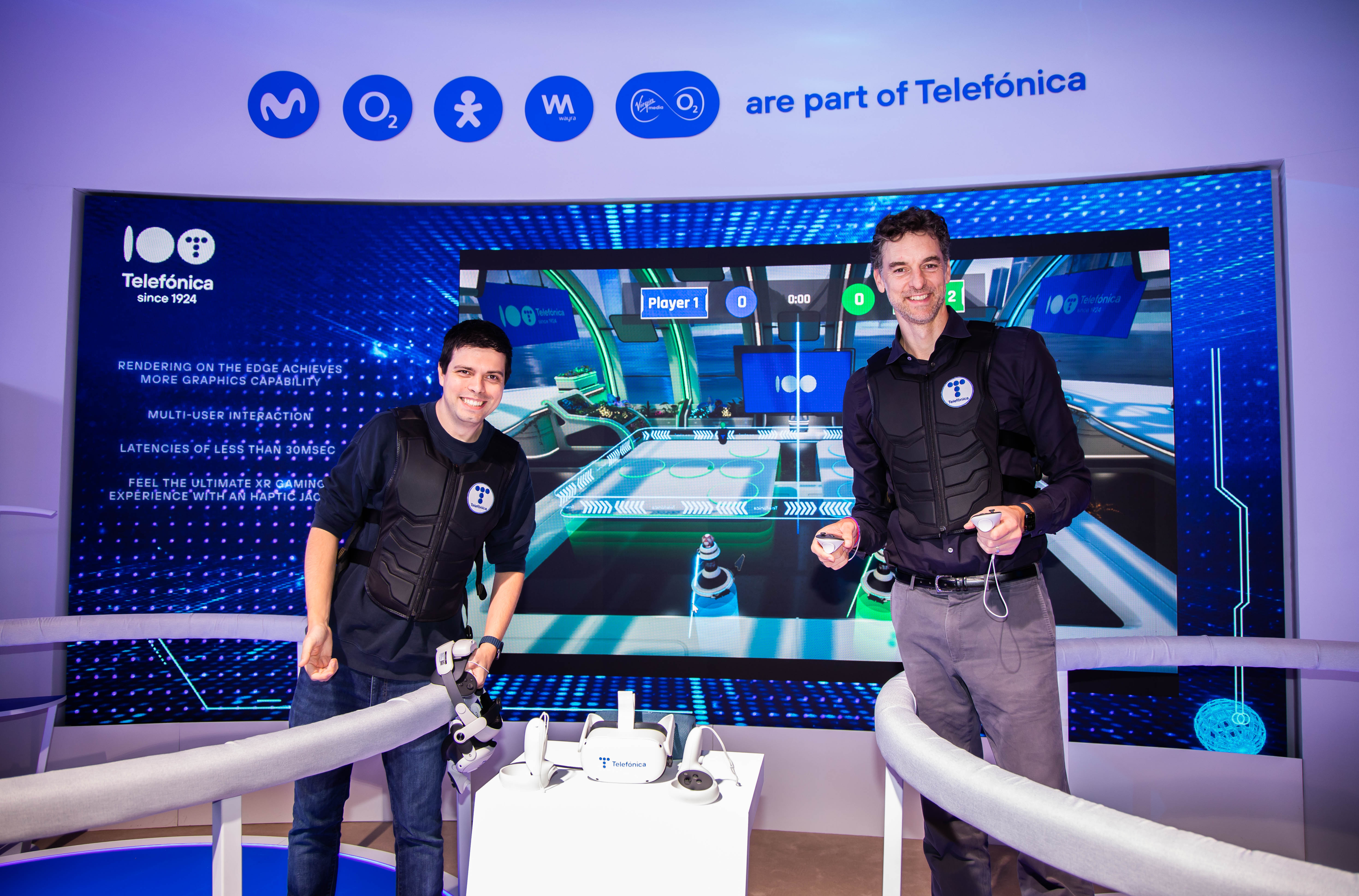 Pau García-Milà junto a Pau Gasol en la zona de demos del stand de Telefónica