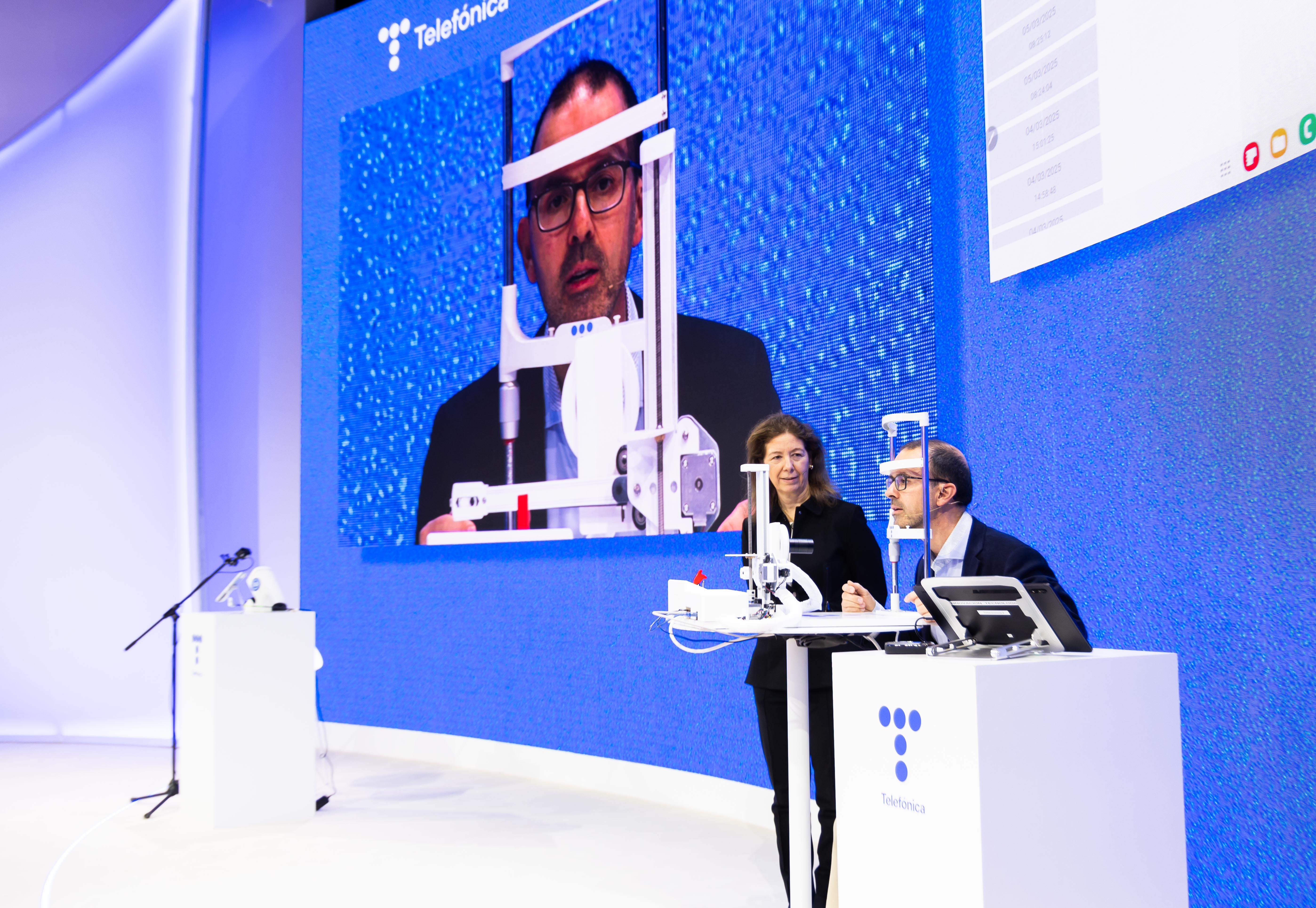 En el Ágora, del stand de Telefónica en el MWC 2025, Ana Vega y Juan Cambeiro, expertos en Innovación de Telefónica España, presentan «CatEye»: una solución con conectividad 5G, que permite determinar si el paciente tiene cataratas en un grado suficiente como para aconsejar intervención quirúrgica.