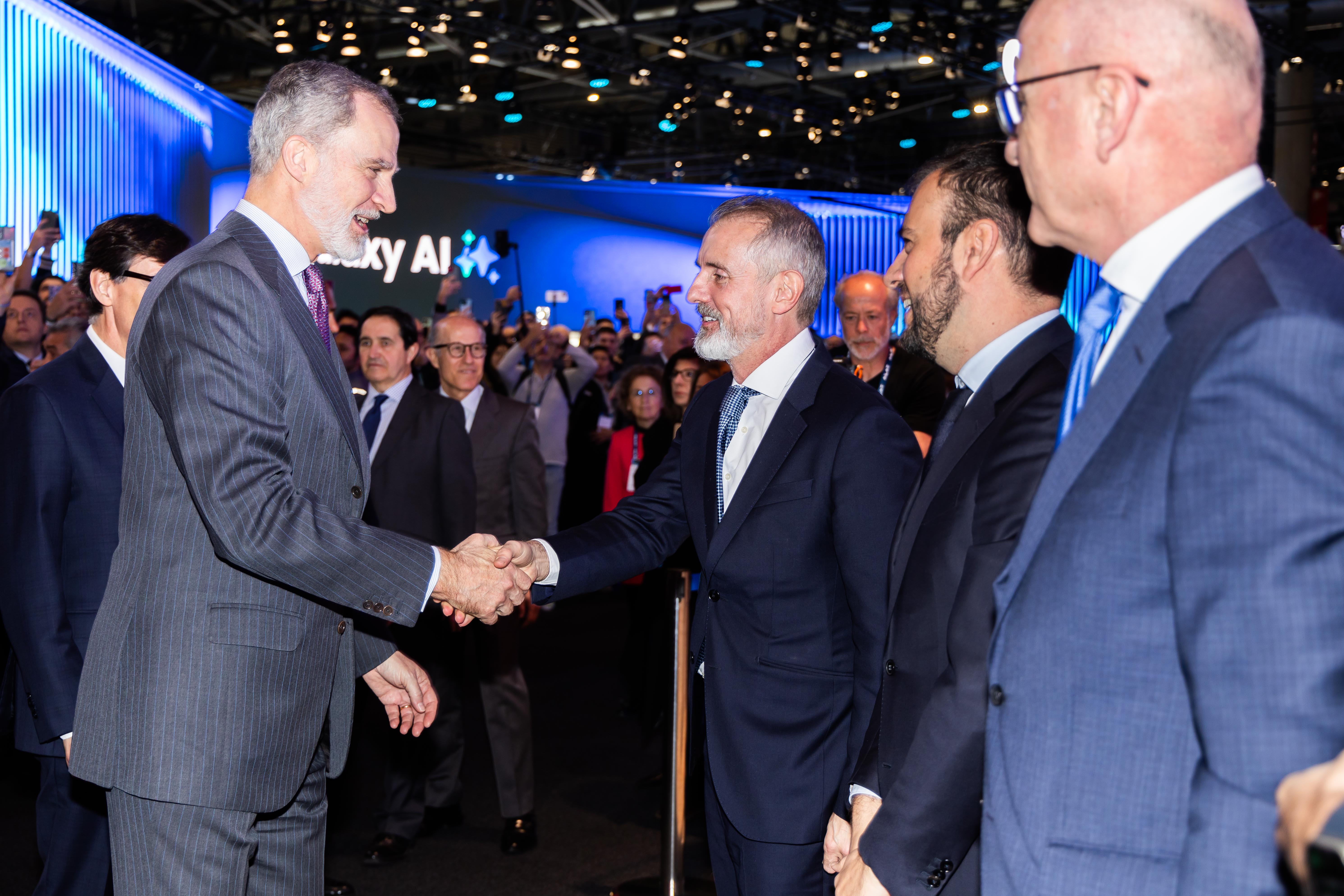 Su Majestad el Rey Don Felipe es recibido por Marc Murtra, presidente ejecutivo de Telefónica; Carlos Ocaña, vicepresidente; y Ángel Vilá, consejero delegado, en su visita al stand de la operadora.