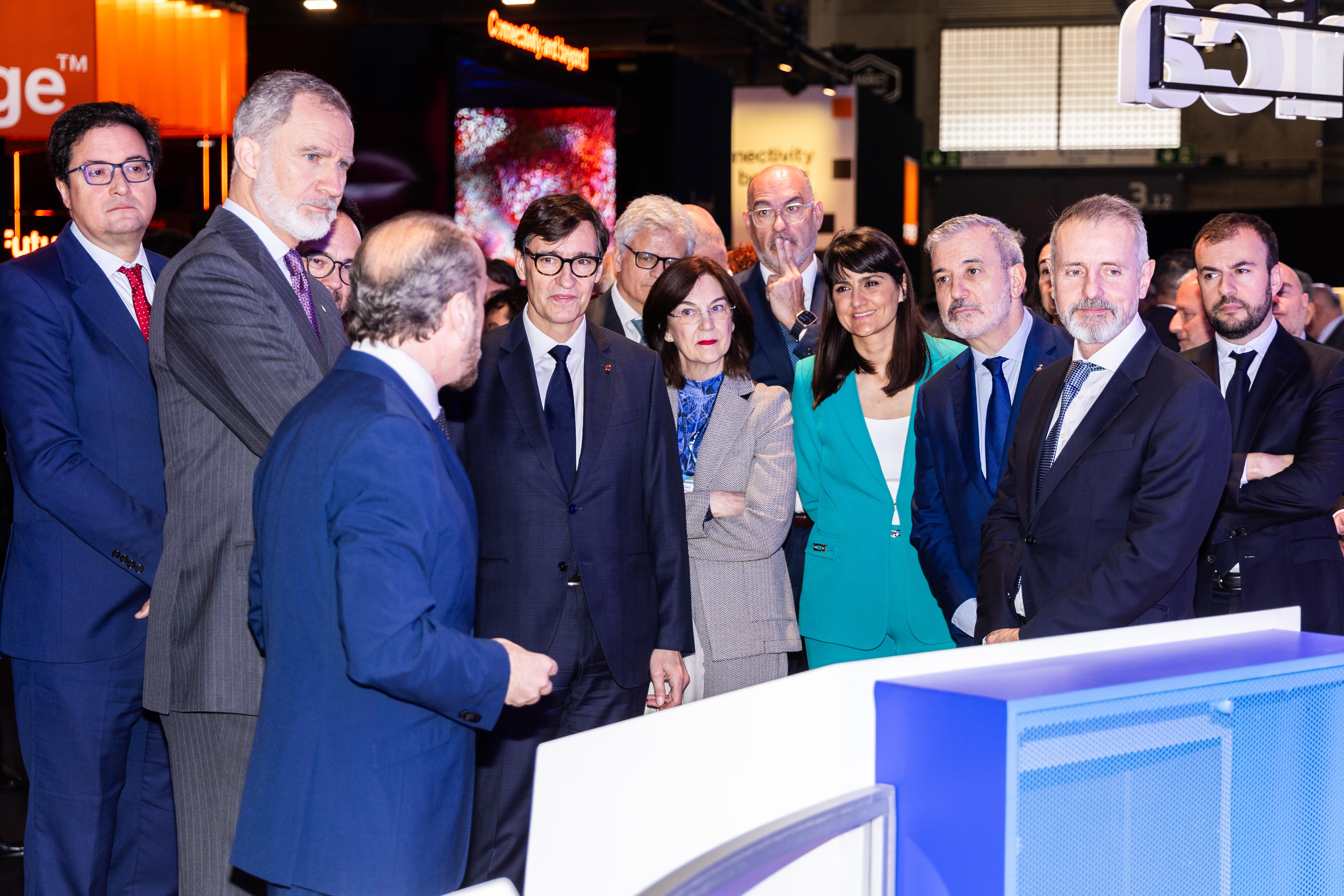 Don Felipe en el transcurso de su visita al stand de Telefónica en el MWC 2025. 