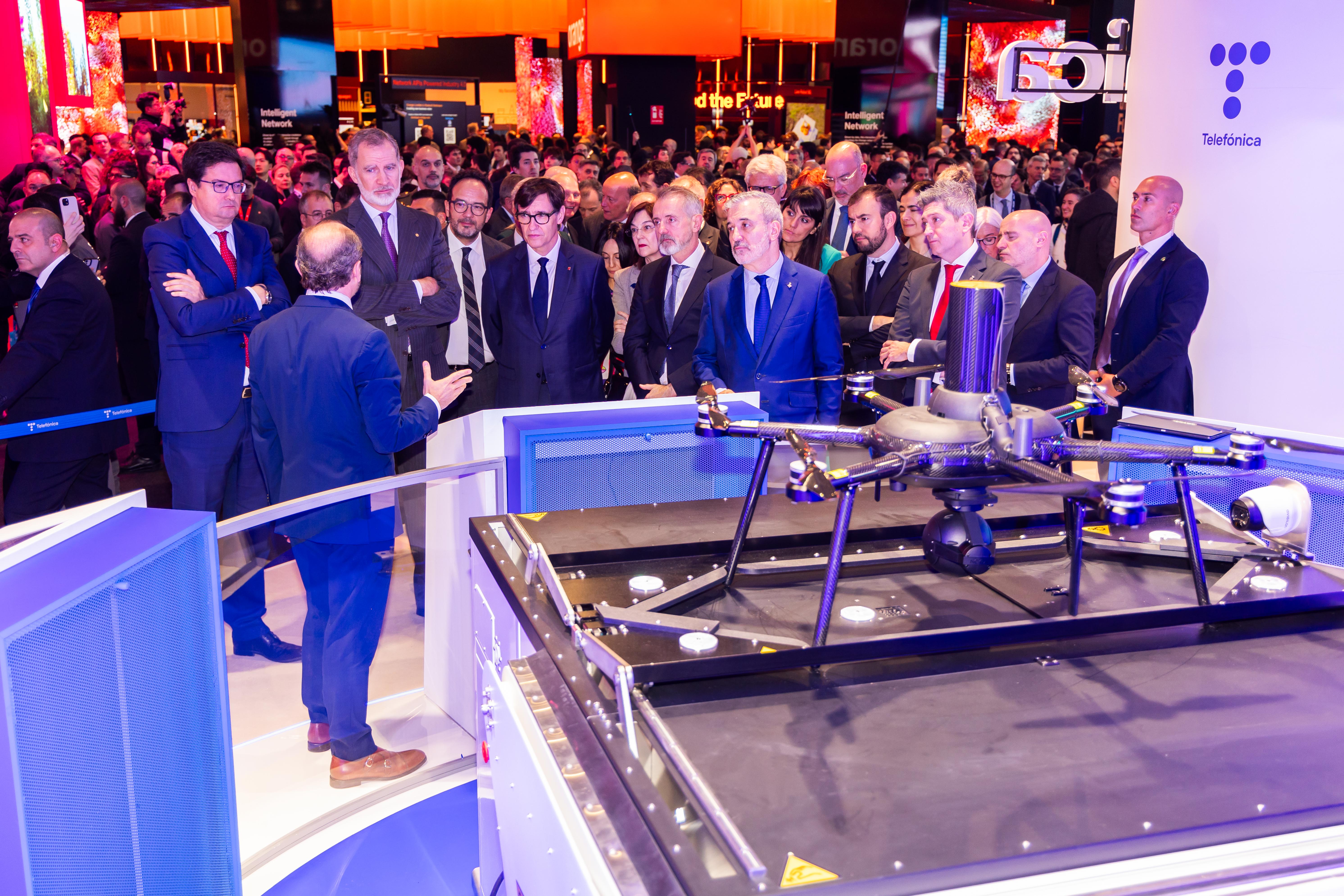 Don Felipe,  en su visita al stand de Telefónica en el MWC 2025, acompañado de Óscar López, ministro para la Transformación Digital y de la Función Pública;  por Salvador Illa, presidente de la Generalitat; Cani Fernández, presidenta de la CNMC; Marc Murtra, presidente de Telefónica; Jaume Collboni, alcalde de Barcelona; Carlos Ocaña, vicepresidente de Telefónica; entre otros