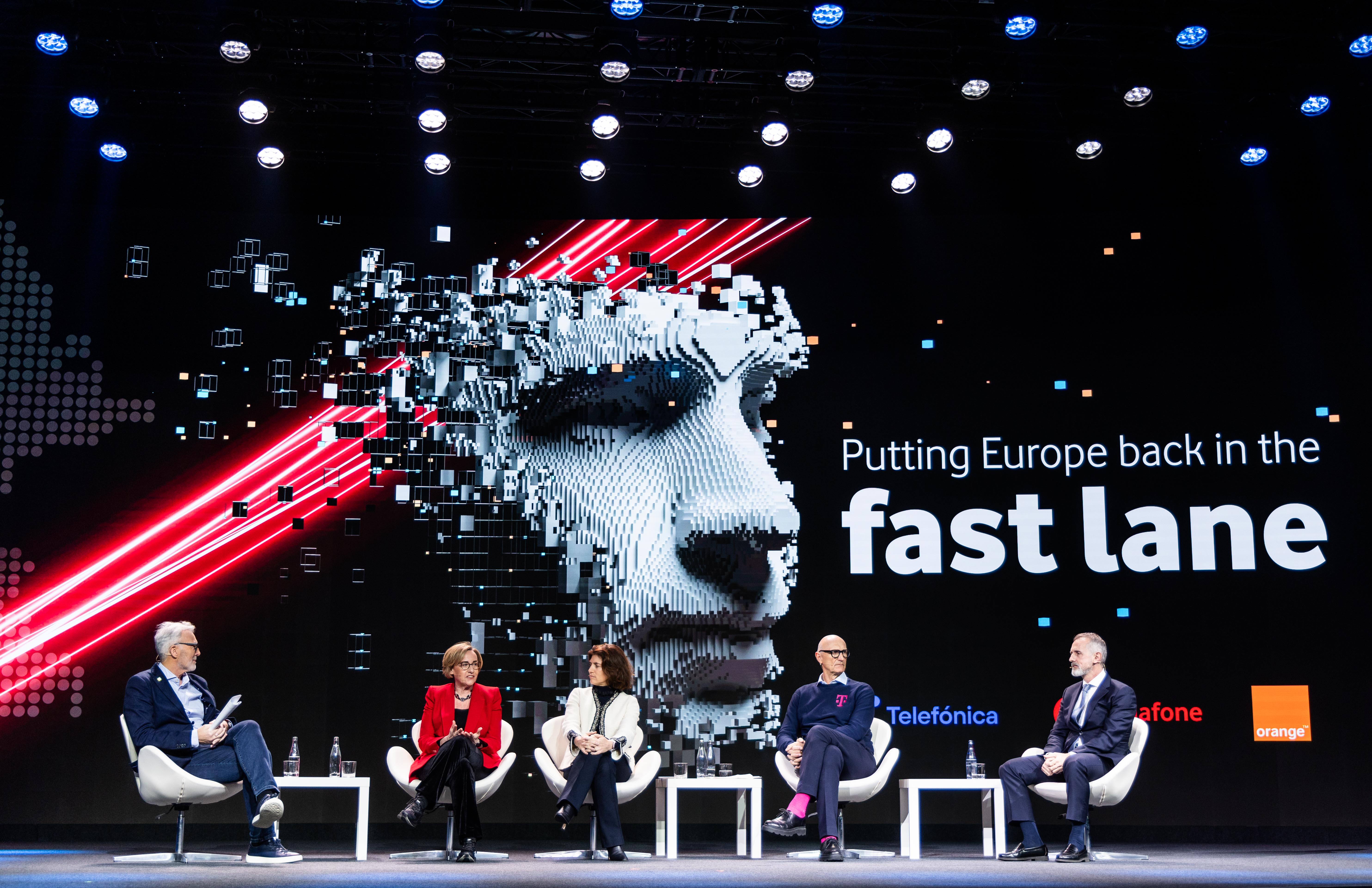 De Izq. a derecha: Shaun Collins, CCS Insight, moderador; Margherita Della Valle, CEO Vodafone; Christel Heydemann, CEO Orange; Tim Höttges, CEO Deutsche Telekom; y Marc Murtra, presidente ejecutivo de Telefónica.