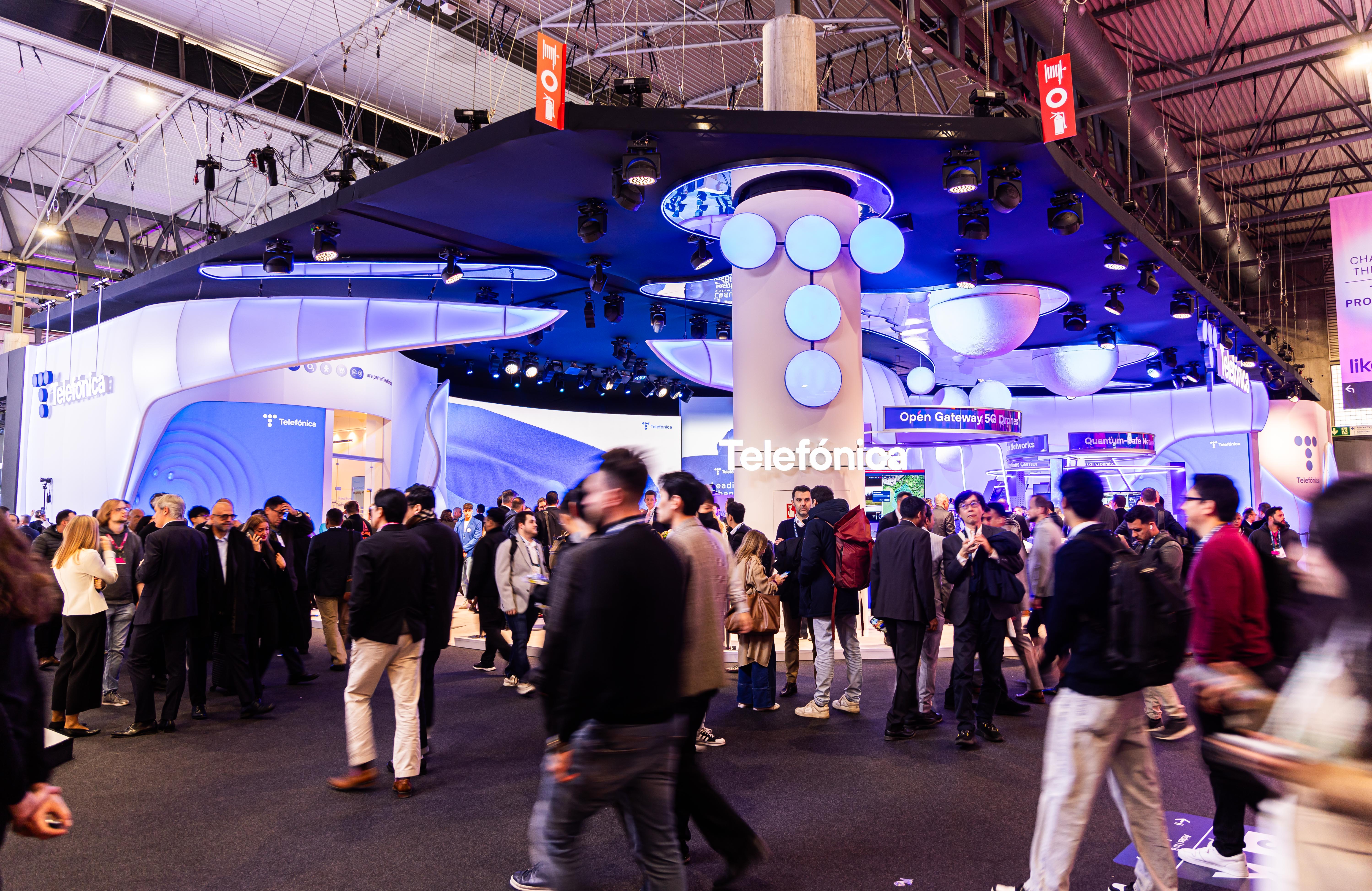 Telefónica recrea, en el MWC 2025, en su stand una serie de esferas que han sido creadas y trazadas a mano por artesanos valencianos dedicados tradicionalmente al trabajo fallero.