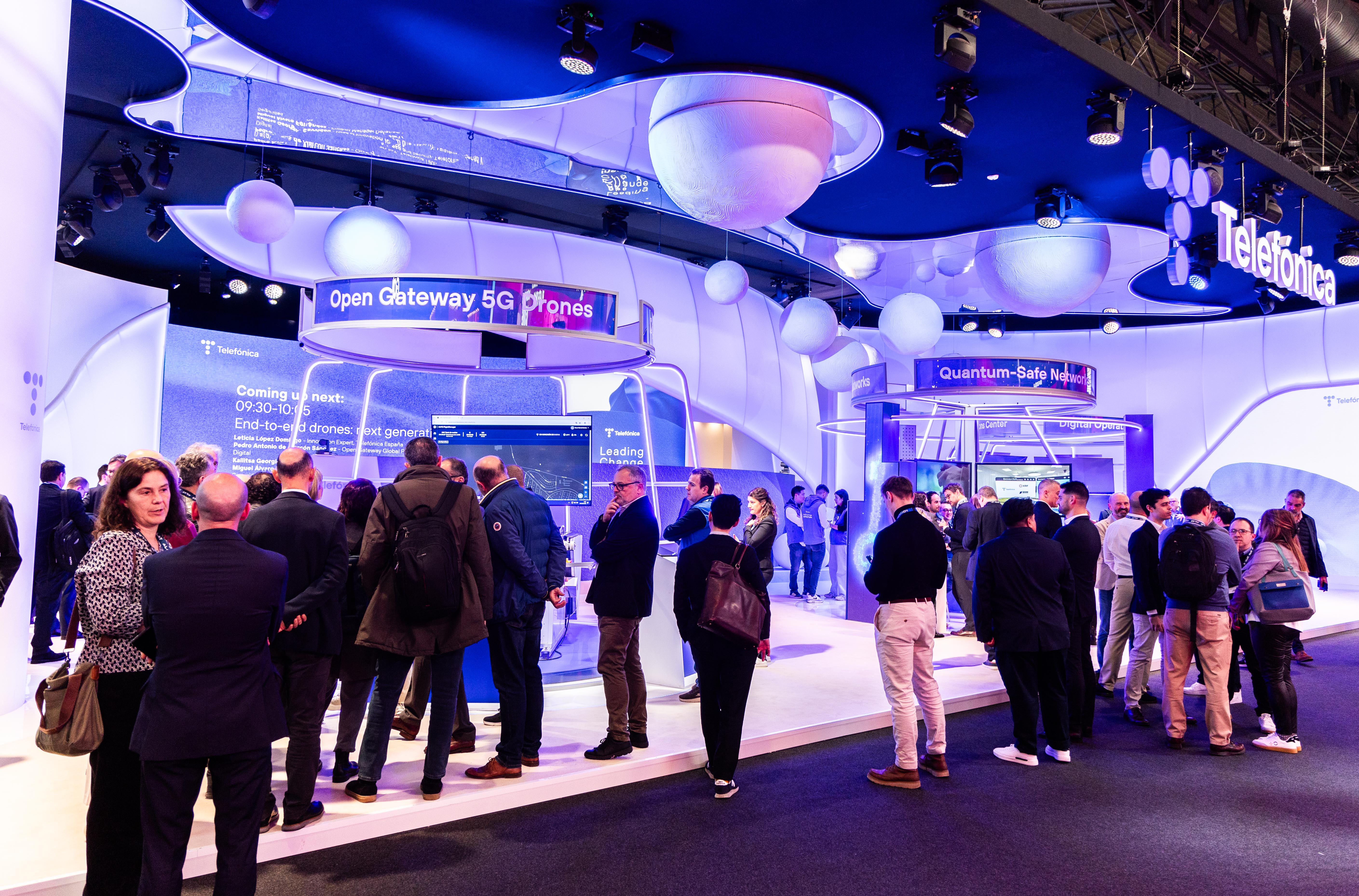 En el stand de Telefónica se pueden ver casos de uso innovadores gracias a las posibilidades que abre la computación cuántica, el IoT, la aplicación de la IA, las posibilidades que ofrecen las APIs de Open Gateway, y las innumerables capacidades de la alta conectividad de su red 5G.